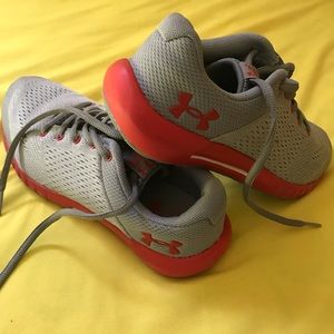 🤘🏼Under Armour EUC shoes!
